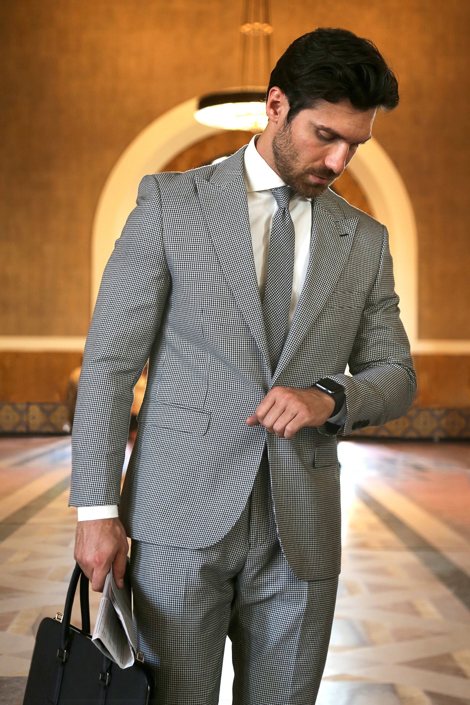 Bramwell Slim Fit Houndstooth Peak Lapel 2-Piece Suit